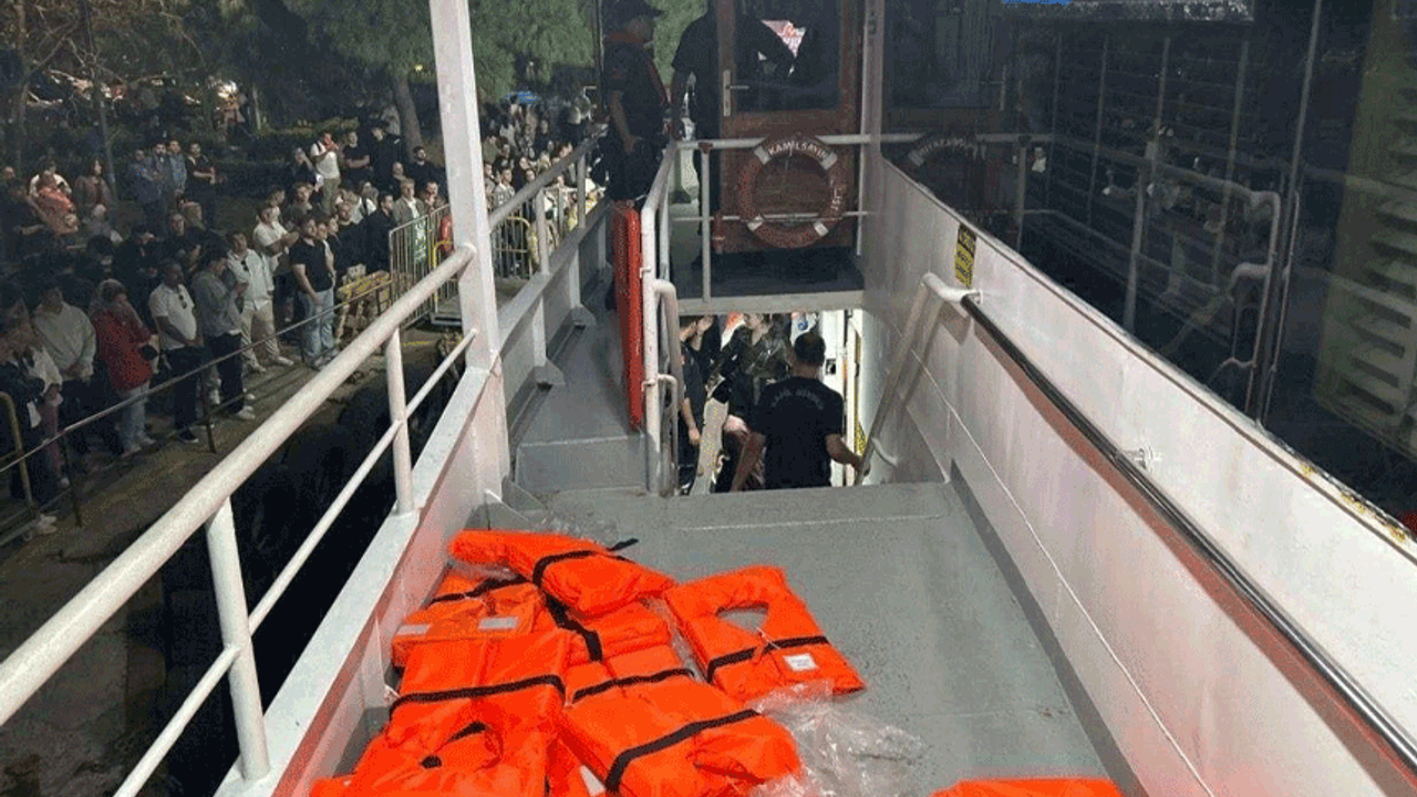 İstanbul Boğazı'nda korkunç kaza: Beşiktaş-Üsküdar motoru, kargo gemisi ile çarpıştı!