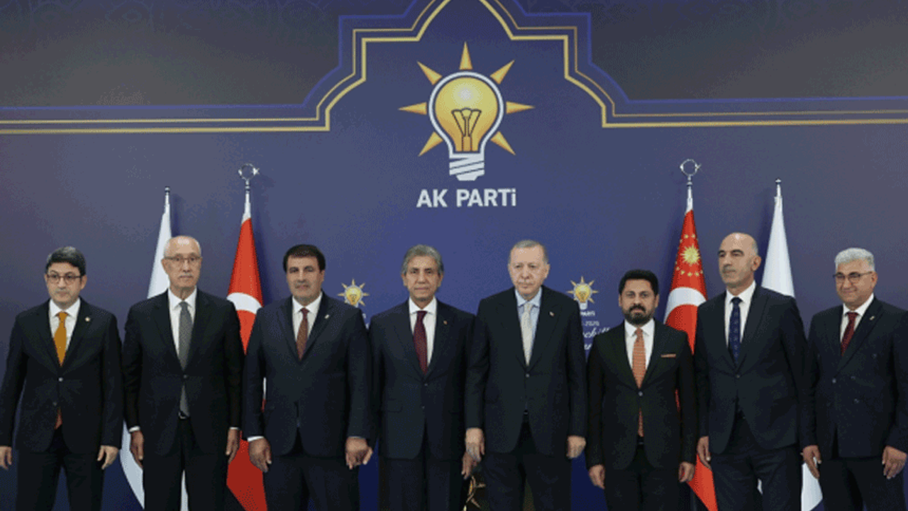7 belediye başkanı AK Parti'ye katıldı: Erdoğan rozetlerini bizzat taktı