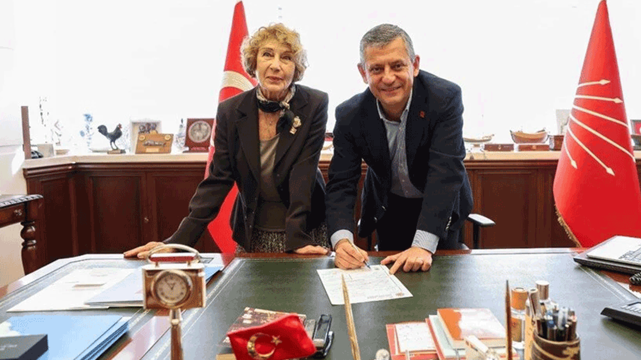 Ayşe Kulin CHP'ye üye oldu: Rozetini Özgür Özel taktı