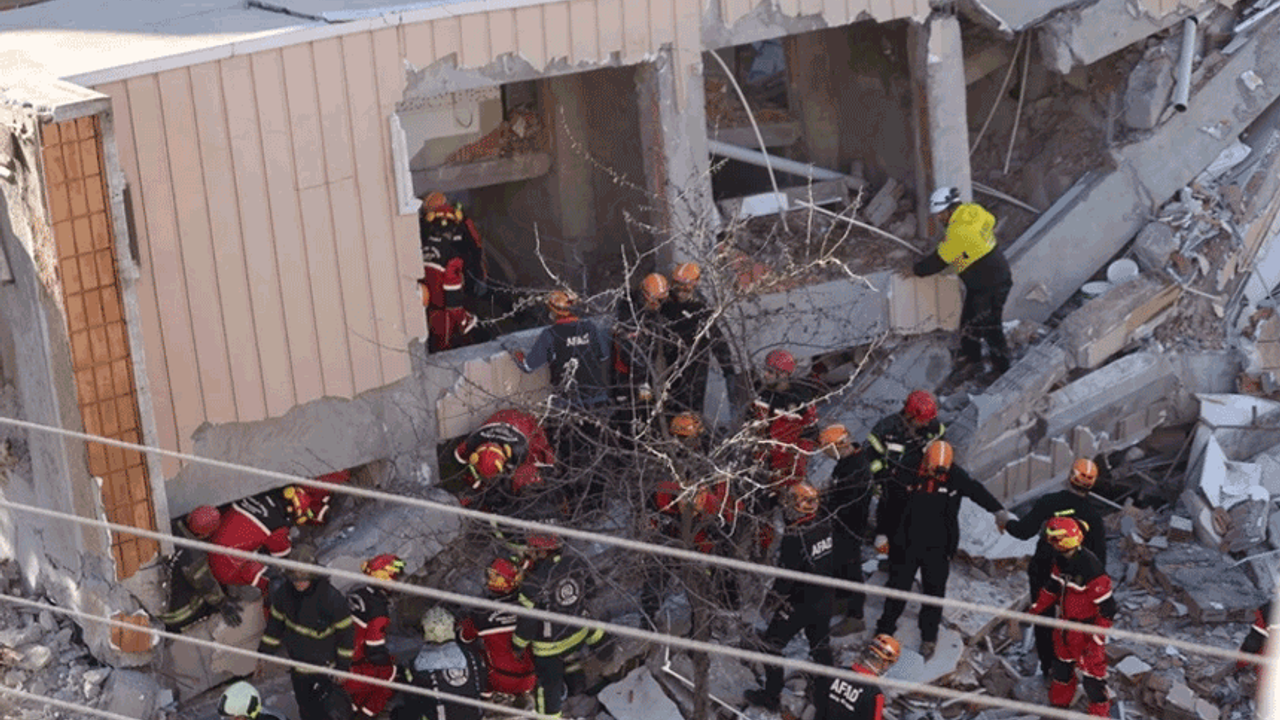Kocaeli'de çöken binada enkazdaki kişilerin kimlikleri belli oldu