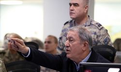 Bakan Akar, 'Pençe-Kılıç Hava Harekatı'nı sevk ve idare etti