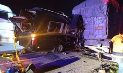Tiyatro oyuncularını taşıyan minibüs TIR'a çarptı