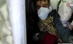 Umudun adı Hatay oldu, baba ile kızı enkaz altından ekiplere el salladı