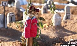 Depremde ölenlerin mezarlığında yürek yakan manzaralar