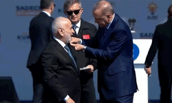 AK Parti'nin mitinginde sürpriz: Rozetini Erdoğan taktı