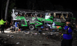 Liseli 61 genci taşıyan otobüs feci kazaya karıştı: 11 ölü...