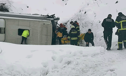 Erzincan'da yolcu otobüsü şarampole devrildi