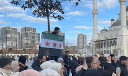 Türkiye'de yaşayan Suriyeliler konsolosluk önünde toplandı
