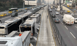 İstanbul'da seyir halindeki metrobüste alevler yükseldi