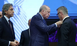 Cumhurbaşkanı Erdoğan, AK Parti'ye katılan iki belediye başkanına rozet taktı