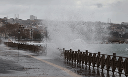 İstanbul'da etkili olan şiddetli fırtına hayatı olumsuz etkiliyor