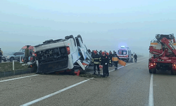 Adana'da devrilen yolcu otobüsündeki 2 kişi hayatını kaybetti, 23 kişi yaralandı