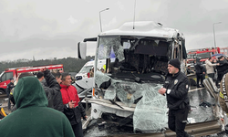 Servis minibüsü ve otomobil çarpıştı: 4’ü ağır 30 yaralı