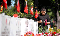 Şehitliklerde hüzünlü bayramlaşma