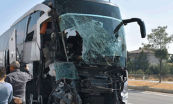Afyonkarahisar'da yolcu otobüsü kamyonete çarptı: 1 ölü, 15 yaralı
