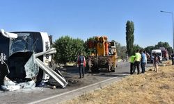 Afyonkarahisar'da yolcu otobüsünün devrildiği kazada 22 kişi yaralandı