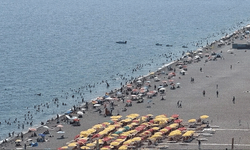 Antalya'da yüksek nem ve sıcaktan bunalanlar sahilleri doldurdu