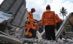 Endonezya'da 7,7 büyüklüğündeki depremde can kaybı 103'e yükseldi