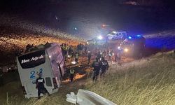 Amasya'da kontrolden çıkarak tarlaya giren yolcu otobüsündeki 24 kişi yaralandı