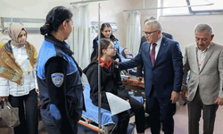 Sivas'ta öğrenci servisi ile polis aracı çarpıştı, 13 öğrenci ve 3 polis yaralandı