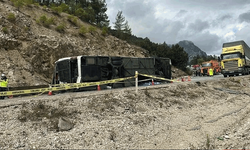 Burdur'da yolcu otobüsü devrildi: 1 ölü, 9 yaralı