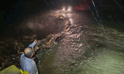 Bursa'da taşan dere nedeniyle yol ulaşıma kapandı