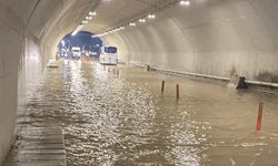 Pendik'te sağanak su baskınlarına neden oldu