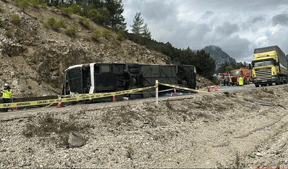 Burdur'da yolcu otobüsü devrildi: 1 ölü, 9 yaralı