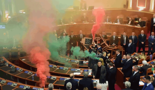 Muhalefetten mecliste sis bombası protestosu
