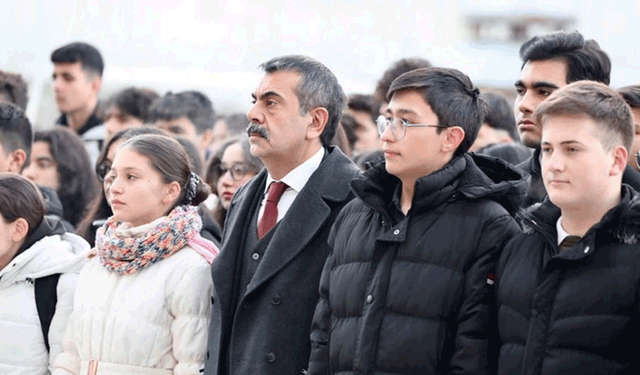 81 ilde tüm okullarda şehitler için saygı duruşu