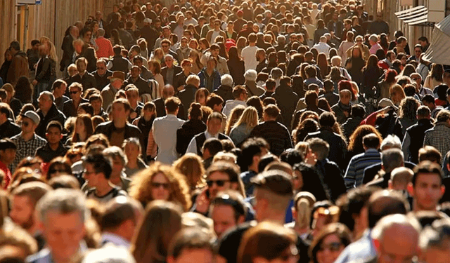 Üniversite mezunlarının maaşları eriyor