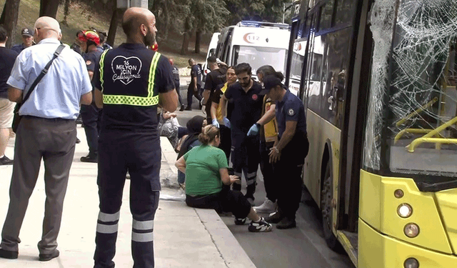 Alt geçide çarpan tır, İETT otobüsünün üzerine devrildi