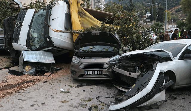 Freni patlayan kamyon, 9 aracı kağıt gibi ezdi