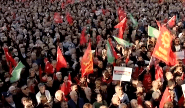 Ahmet Özer'in tutuklanması ve kayyum ataması sonrasında CHP'liler meydanda toplandı