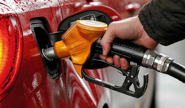 Benzine zam geldi: Güncel akaryakıt fiyatları