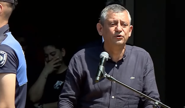 Özgür Özel'den Ferdi Zeyrek'e zor veda: Gözyaşlarına boğuldu