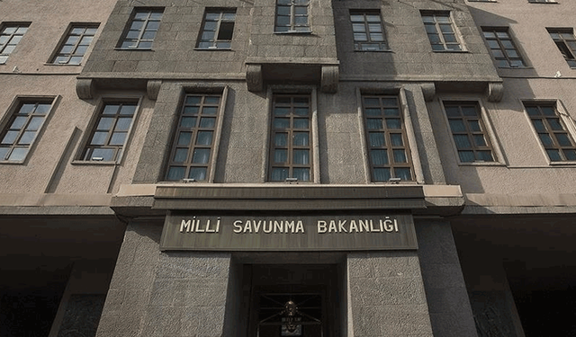 MSB'den Türk bayrağının indirilmesiyle ilgili açıklama: Organize bir provokasyon