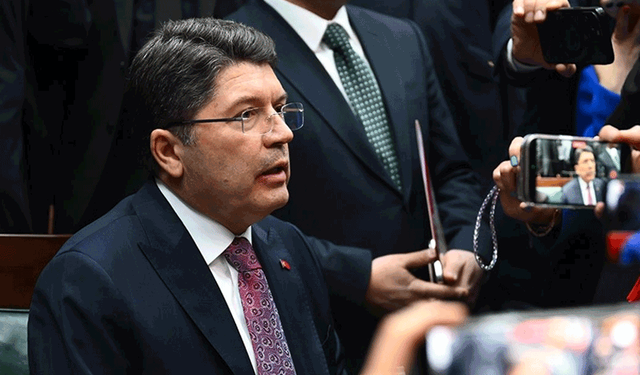 Türk bayrağının indirilmesiyle ilgili 14 kişi daha gözaltına alındı