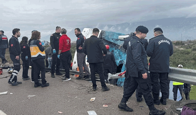 Antalya'da devrilen yolcu otobüsündeki 8 kişi hayatını kaybetti, 26 kişi yaralandı