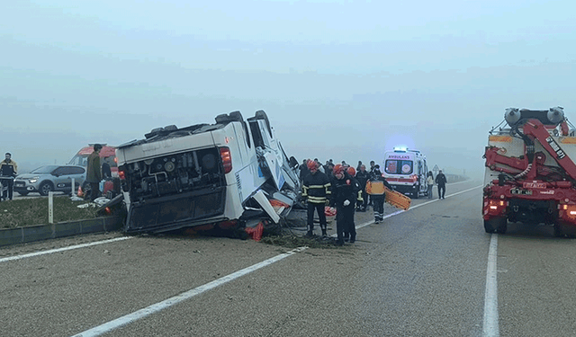 Adana'da devrilen yolcu otobüsündeki 2 kişi hayatını kaybetti, 23 kişi yaralandı