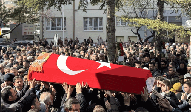 İstanbul'da öğrencinin bıçaklı saldırısında yaşamını yitiren öğretmenin cenazesi Konya'da defnedildi