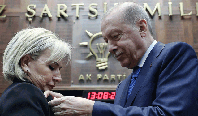 CHP'den istifa eden Nimet Özdemir AK Parti'ye katıldı: Rozetini Erdoğan taktı