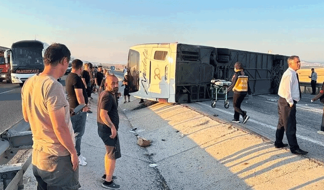 Kütahya'da yolcu otobüsünün bariyerlere çarpıp devrildiği kazada 31 kişi yaralandı