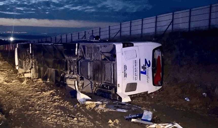 Yolcu otobüsü devrildi! 15 kişi yaralandı