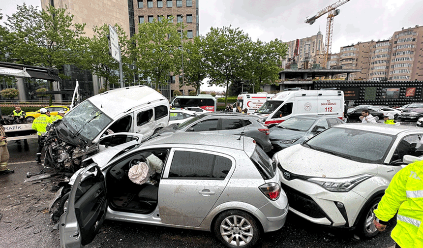 İstanbul’da feci kaza: 8 araç birbirine girdi