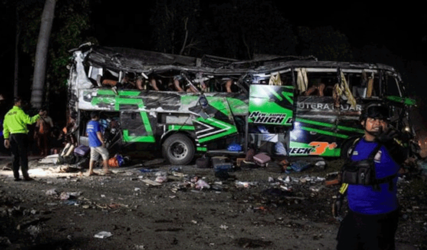 Liseli 61 genci taşıyan otobüs feci kazaya karıştı: 11 ölü...