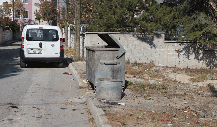 Yeni doğmuş bebeği çöpe atmışlar