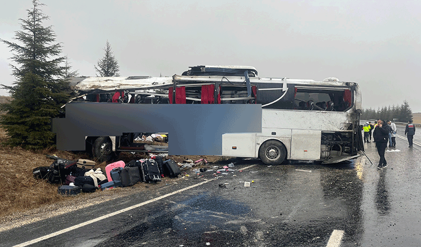 Yolcu otobüsü devrildi: 1 ölü 1'i ağır 42 yaralı