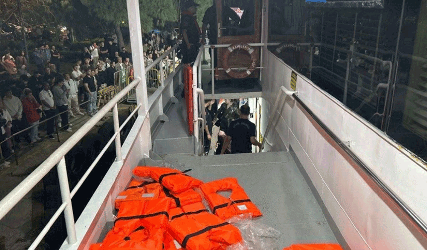 İstanbul Boğazı'nda korkunç kaza: Beşiktaş-Üsküdar motoru, kargo gemisi ile çarpıştı!