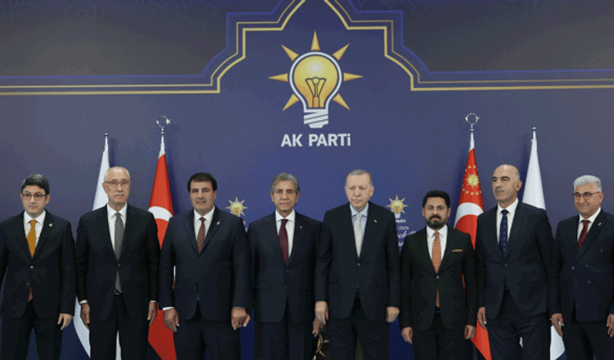 7 belediye başkanı AK Parti'ye katıldı: Erdoğan rozetlerini bizzat taktı